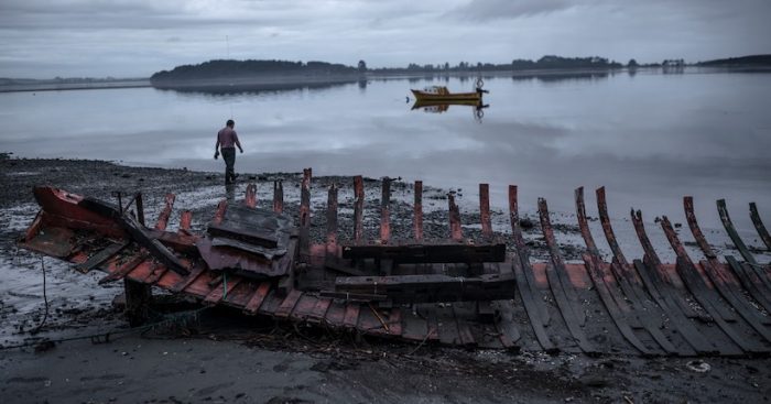 Muestra fotográfica documental retrata las formas de vida a orillas del mar en el sur de Chile