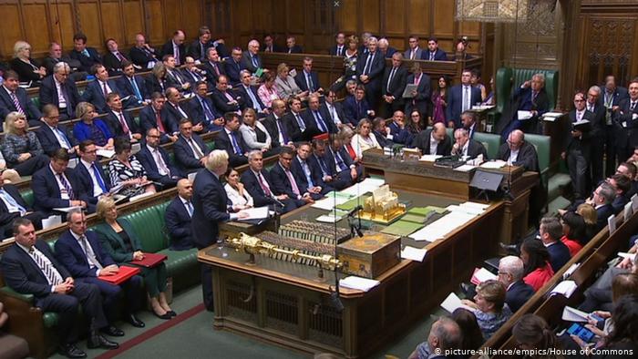 Boris Johnson pierde su mayoría parlamentaria al cambiar de partido un diputado
