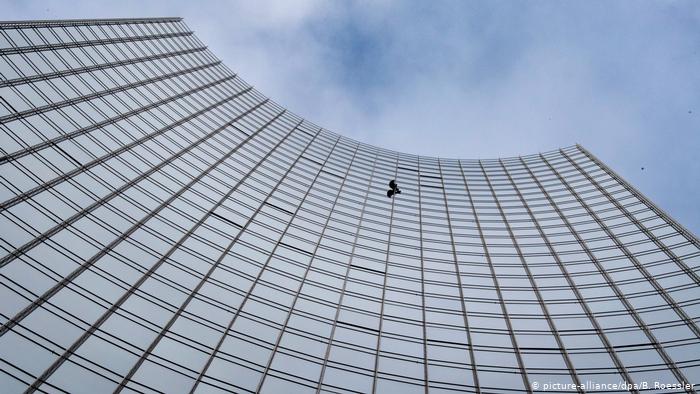 Detienen al «Spiderman» francés tras haber escalado un rascacielos en Alemania
