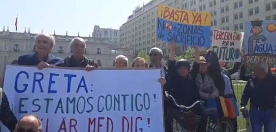 “¡Greta estamos contigo!”: adultos mayores protestan frente a La Moneda respaldando al movimiento medioambientalista