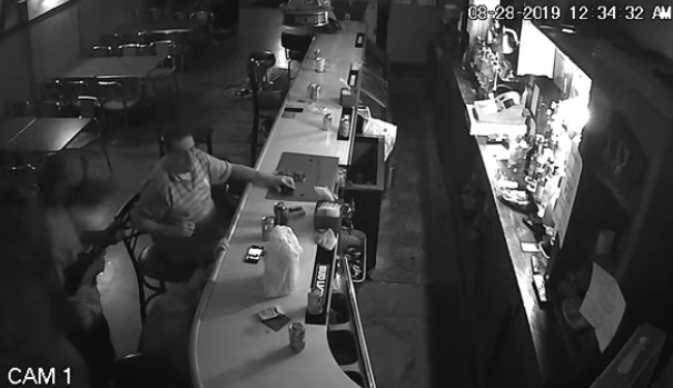 No le teme a nada: hombre se vuelve viral luego de relajada reacción en pleno asalto en un bar