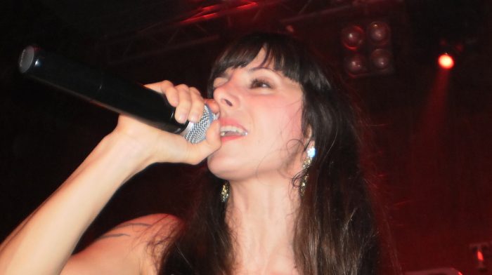Mala Rodríguez desafía al talento local a rapear en plena Plaza Italia