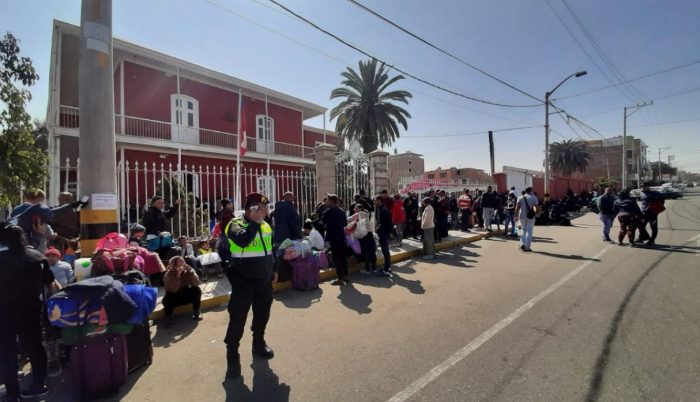 Desalojan a venezolanos que acampaban afuera del consulado de Chile en Tacna