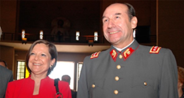 Los «olvidos» de Anita Pinochet: esposa de Fuente-Alba sufre de «amnesia» cada vez que le preguntan por sus gastos