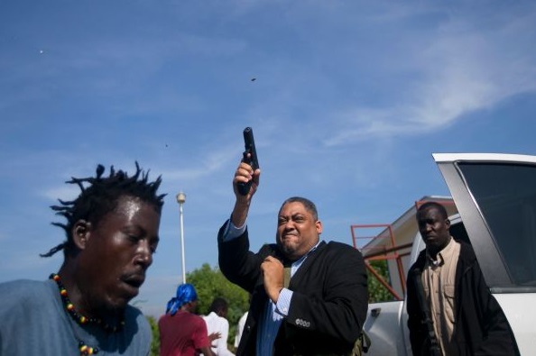 Senador haitiano disparó en protesta fuera del parlamento alcanzando a herir a un fotógrafo