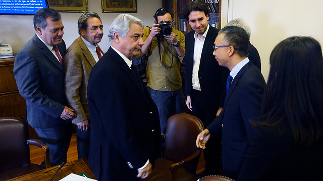 Polémica entre el diputado Bellolio y el embajador chino abre flanco para la Cancillería