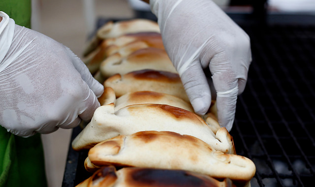 Polémica dieciochera: compra de empanadas “Premium” de Cathy Barriga llega a la Contraloría