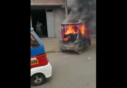 Una multitud de personas quemó mototaxi de ladrones frente a una comisaría en Perú