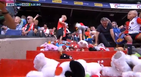 Valorable gesto: hinchas rivales sorprenden con lluvia de peluches a niños enfermos en el fútbol holandés