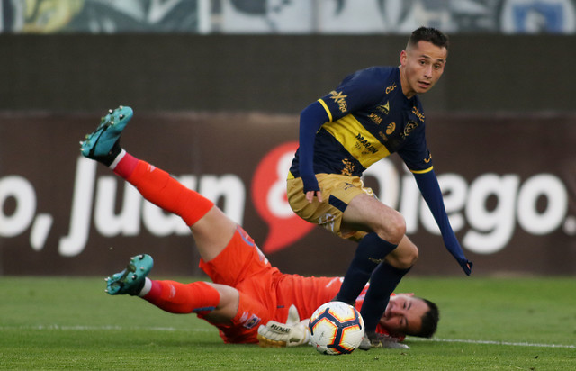 «No eres Bravo»: el craso error de Darío Melo que terminó en gol de Everton y que los hinchas de Colo Colo no perdonaron