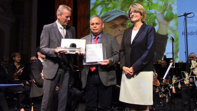 Lucha por el agua: chileno que denuncia el impacto de la industria de la palta fue premiado en Alemania