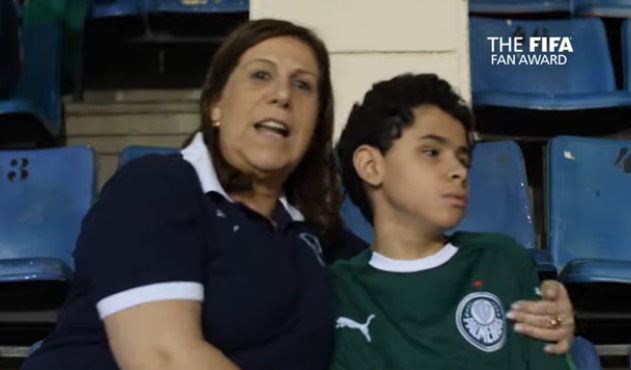 La conmovedora historia de madre que relata los partidos a hijo no vidente es nominada por la FIFA a los premios «The Best»