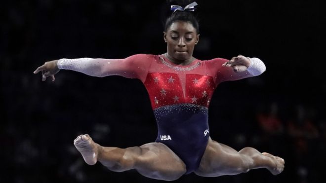 Simone Biles: por qué los jueces no le dan a la gimnasta estadounidense la máxima puntuación en los ejercicios más complicados
