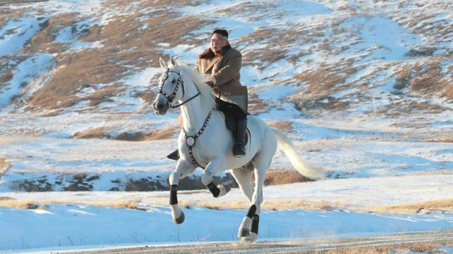 Kim Jong-un: las «épicas» fotos del líder de Corea del Norte en el monte Paektu (y qué puede haber detrás de esas imágenes)