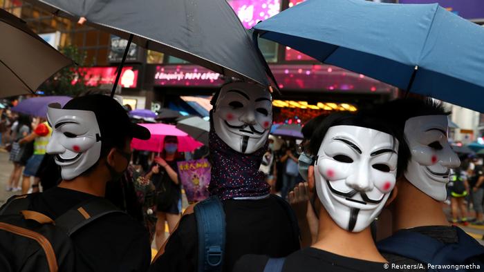 Hongkoneses desafían a la nueva ley y salen a la calle con máscaras