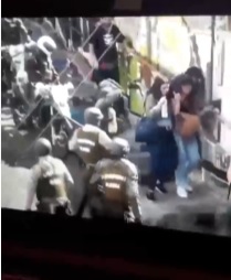 Cámara de seguridad capta brutal agresión de carabineros tras saqueo en Valparaíso