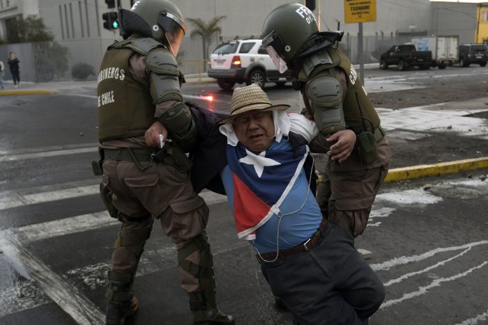 Protestas en Chile: INDH anuncia querellas por violencia policial en detenciones