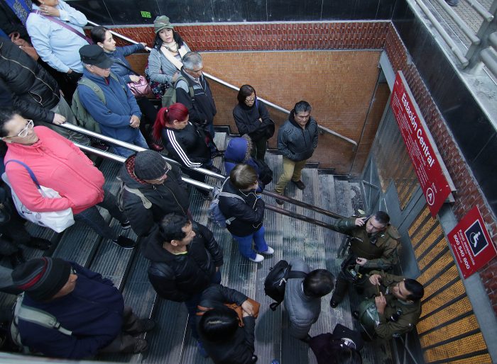 Las primeras horas del regreso del Metro de Santiago: sólo la Línea 1 disponible y sindicato llama a no trabajar