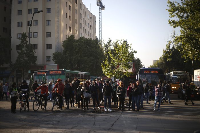 Situación actual en el centro de Santiago: militares en la calle y cientos de personas manifestándose