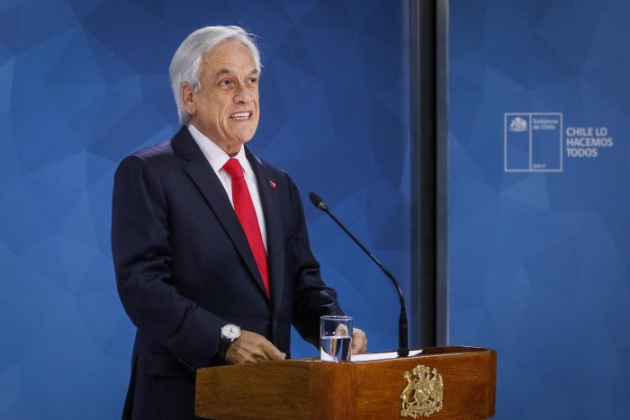 Piñera ya no habla de guerra, pide perdón y abre la billetera fiscal pero no anuncia cambios estructurales ni en su gabinete