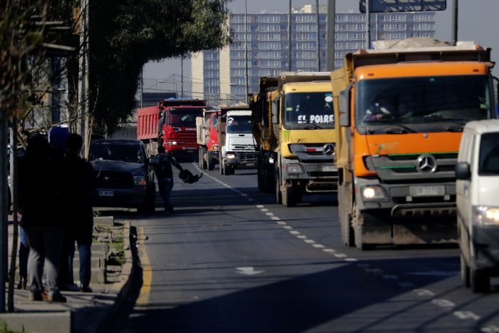 Camioneros piden al Gobierno intervenir para «contener alza de los combustibles» producto del conflicto en Medio Oriente