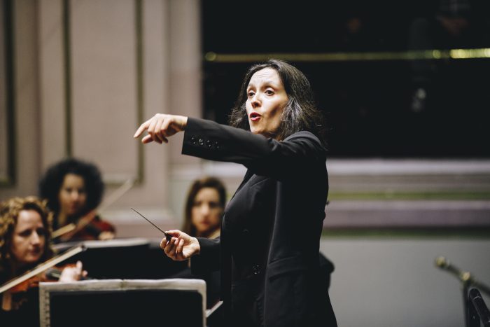 Destacada directora Alejandra Urrutia se pondrá al frente de la Orquesta Clásica de la Universidad de Santiago