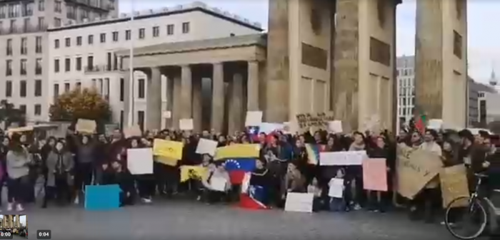 Chilenos en el extranjero se suman a la jornada de protestas por alza del pasaje