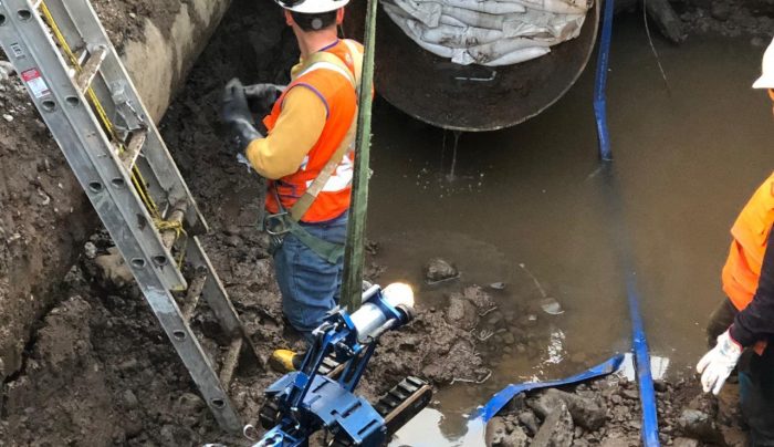 Aguas Andinas extrae cañería dañada en Providencia y comienza instalación de reemplazo