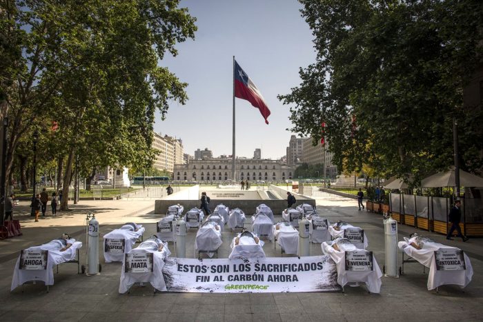 Con camillas y enfermos frente a La Moneda, Greenpeace alerta sobre las consecuencias del carbón en zonas de sacrificio