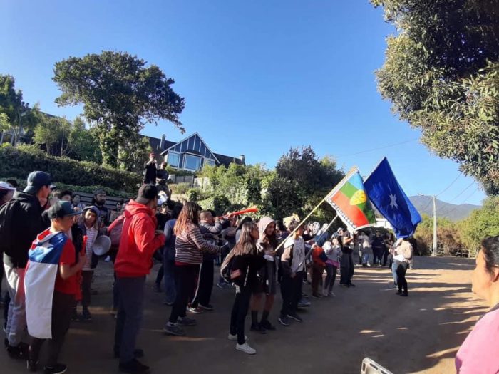 Vecinos de Zapallar se manifestaron frente a casa de Piñera en Cachagua