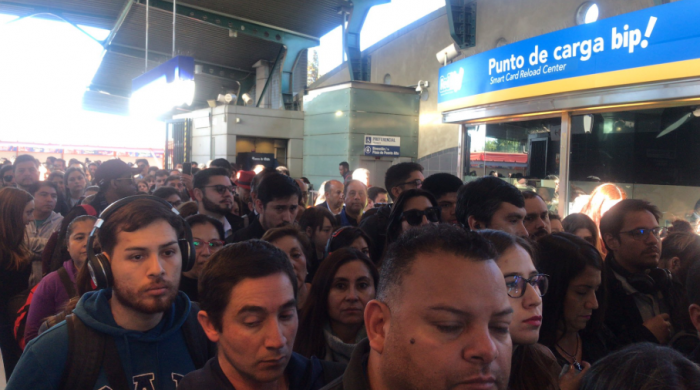 Línea 4 del Metro reinicia operaciones con alta congestión en la estación Quilín