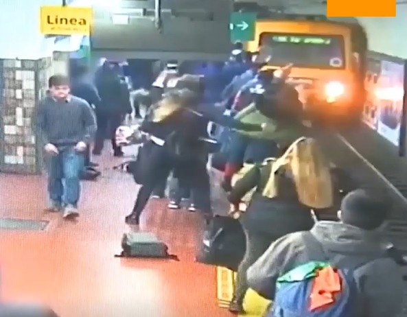 La suerte estuvo de su lado: mujer se salvó por metros de ser arrollada por tren en Argentina