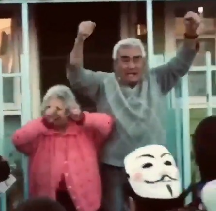 Una emocionada pareja de adultos mayores apoya con entusiasmo marcha en Quillota