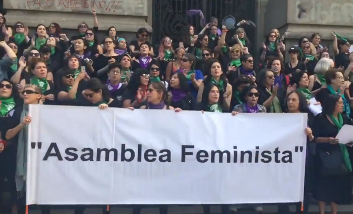Asamblea feminista se manifestó afuera de la Biblioteca Nacional