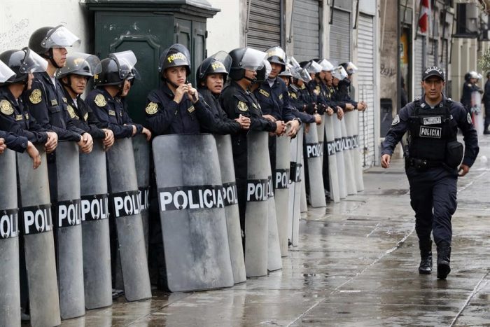 Crisis en Perú: Policía cerca el Congreso e impide entrada a los parlamentarios