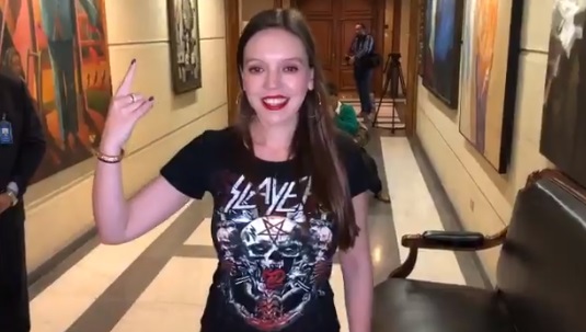 “Que viva el metal”: Camila Flores protagonizará condecoración al reconocido bajista nacional Tom Araya
