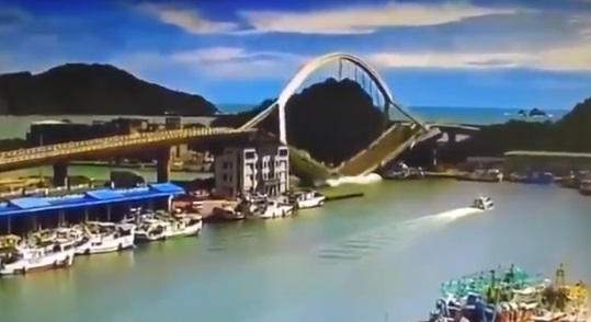 Impresionante registro: puente colapsa en Taiwán dejando al menos 10 desaparecidos