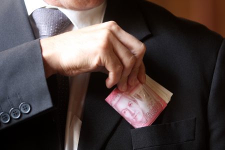 Encuesta ICSO-UDP: 80% cree que hay mucha corrupción en Chile y que "pitutos" influyen en juicios
