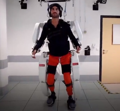 Hombre con tetraplejia vuelve a caminar gracias a tecnológico exoesqueleto
