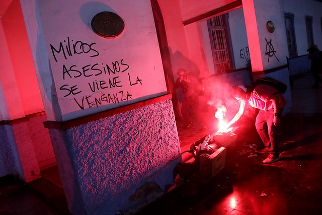 Rebeldía generalizada: en Santiago manifestantes desafían el toque de queda y estado de emergencia se extiende a más regiones