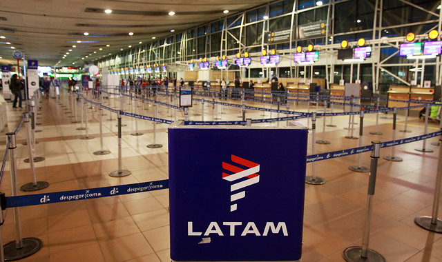 Rescate a Latam o a toda la industria aérea local: el dilema que enfrenta el Gobierno tras sus señales a favor de la compañía controlada por la familia Cueto