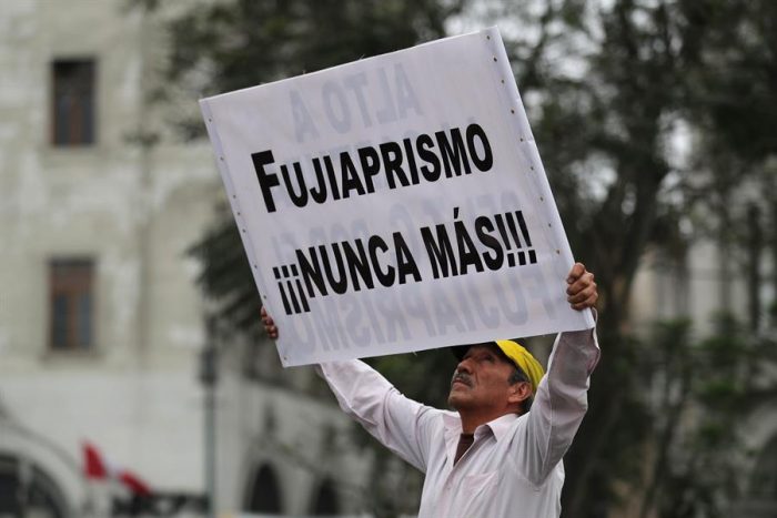 «Y ya cayó, y ya cayó, el fujiaprismo ya cayó»: Vizcarra recibe apoyo ciudadano tras cierre del Congreso