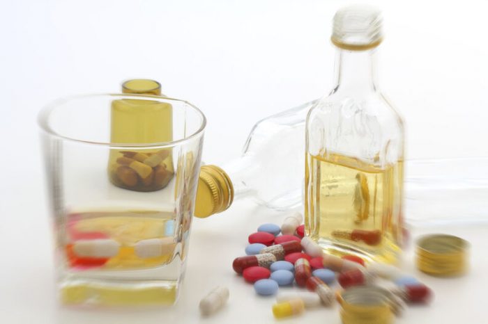 Advierten por qué los medicamentos para la alergia no deben mezclarse con alcohol