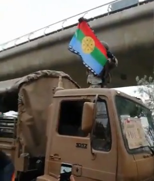 Militar alza bandera Mapuche en plena manifestación ciudadana 