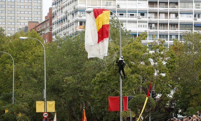 Paracaidista chocó contra un poste durante el desfile del 12 de octubre en España: salió ileso