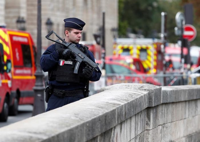 Francia investiga como «terrorismo» la matanza de policías en Prefectura de París
