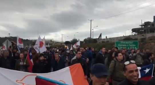 Trabajadores de la división de Codelco Ventanas cortan el tránsito en Quintero ante eventual cierre de la planta