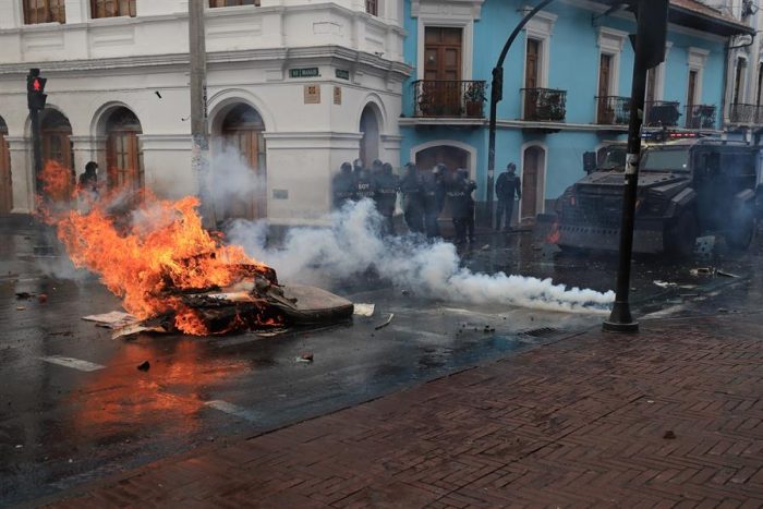 Tensión máxima en Ecuador: militares y policías se enfrentan en plena manifestación