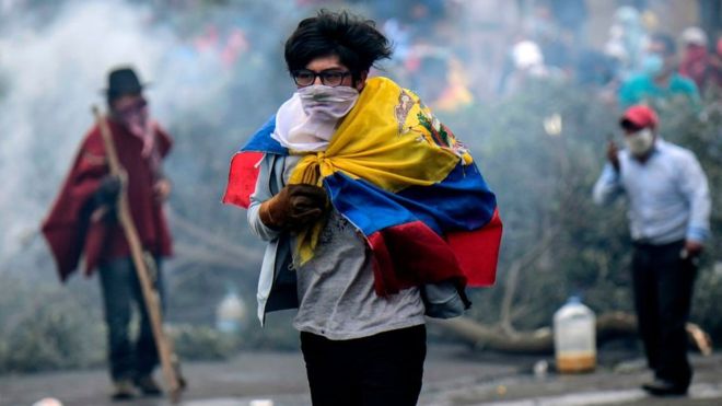 Lenín Moreno hace concesiones al paquete económico y asegura que violentas protestas son dirigidas por Correa y Maduro