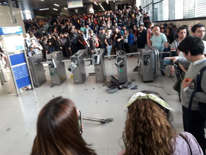 Nueva jornada de evasión masiva: destruyen torniquetes en Estación San Joaquín y hay manifestaciones en San Miguel y Chile-España